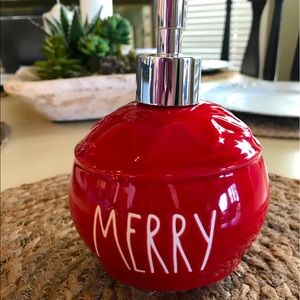❤️Rae Dunn Merry Ornament Soap Pump ❤️